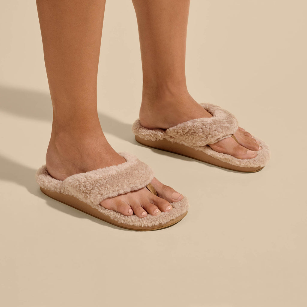 Kipea Heu Women's Fuzzy Slipper Sandals - Tan