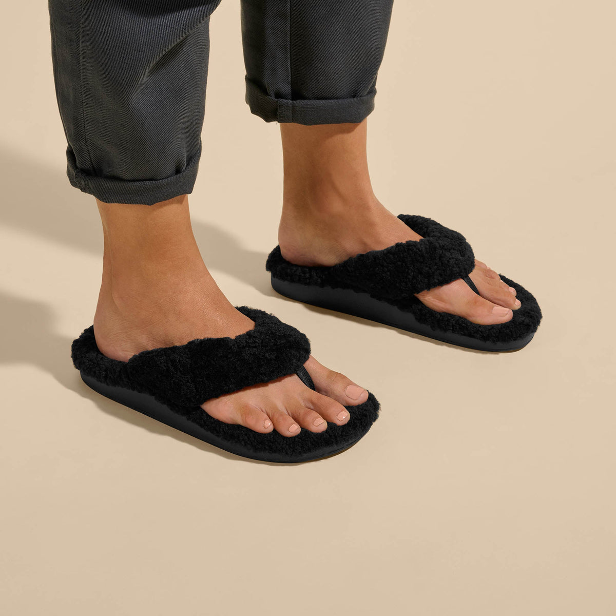 Kipea Heu Women's Fuzzy Slipper Sandals - Black