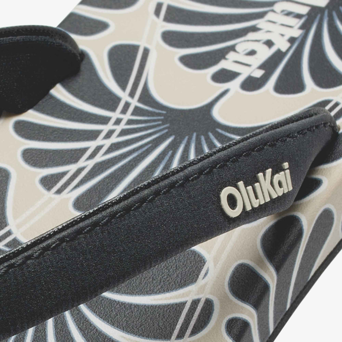 Uiki Women's Beach Sandals - Black / Pa'i